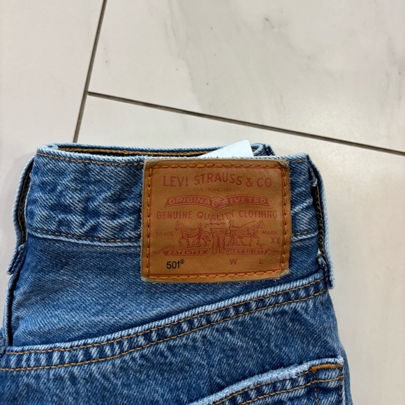 Levis 501 high waisted button fly jeans 23x29- like new! - Picture 11 of 12